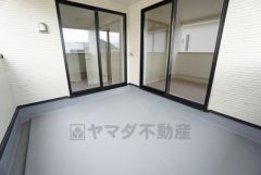 幅広のインナーバルコニーは多少の雨でも洗濯物を守ってくれ、家事を助けてくれること間違いなし。眩しすぎる日差しも和らげます。