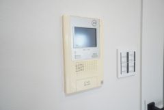 防犯はもちろん、セールスマン対策にもなるモニター付きインターホンです。 来訪者の顔が見えるので安心ですね＾＾
