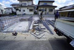 駐車スペースは2台分を確保。マイカー用に、お客さま用に、余裕を持ってご利用いただけます。 ビルトインガレージ1台分あります＾＾大切なお車を雨風から守れますね。 