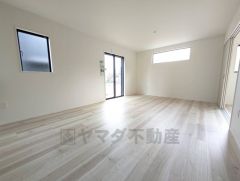 大きな掃き出し窓のあるリビングは、陽光あふれる明るい空間です。ゆったりと寛げる憩いの場となりそうです。 