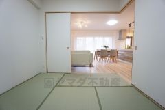 リビング隣には、ホッとできる和室4.5帖を用意。お子様のお昼寝スペースや書斎としても活躍してくれそうです＾＾扉を開けてリビングとの一体利用も可能です＾＾