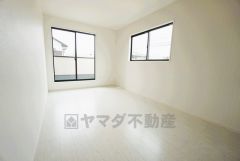 バルコニーに面した約8.6帖の洋室。