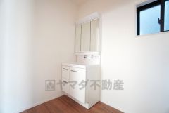 三面鏡裏収納付き洗面化粧台です＾＾ 歯磨きセットやスキンケア用品などの収納に便利ですね。 生活感も隠すことができ、来客時にも安心です。