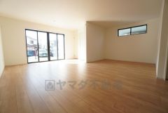 大きな掃き出し窓のあるリビングは、陽光あふれる明るい空間です。ゆったりと寛げる憩いの場となりそうです。