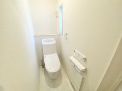 1階2階の2ヶ所にトイレがありますので、忙しい朝にも家族に気を使わず、ゆとりが生まれますね＾＾ 小窓付きで換気する時に便利です＾＾