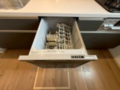 炊事時間を大幅に短縮できる食器洗浄乾燥機付き＾＾食器を洗う手間が減るので家族とのコミュニケーションの時間や自分の時間が増えますね。