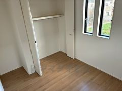 5.2帖洋室にはハンガーパイプ付きのクローゼットあり。たっぷり収納できるので、すっきりと整理整頓でき気持ちよく過ごせますね＾＾