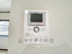 防犯はもちろん、セールスマン対策にもなるモニター付きインターホンです。 来訪者の顔が見えるので安心ですね＾＾