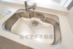 大きなお鍋も楽々洗える幅の広いシンクです＾＾ステンレスシンクなので簡単にお掃除できますよ。洗剤やスポンジもすっきりできる収納付き。