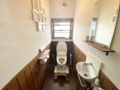 手洗い器が設置されたトイレです＾＾小窓付きで換気する時に便利です＾＾ 
