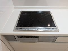 お手入れのしやすいIHクッキングヒーターです。3口コンロなので、効率よくお料理が楽しめます。毎日のお料理も楽しくなりますね＾＾