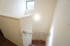 お子様も高齢の方も安心して上り下りができる手摺がついた安心設計です。 階段には小窓を配置しました。日中でも暗くなりがちな階段下が明るくなり安全ですね。