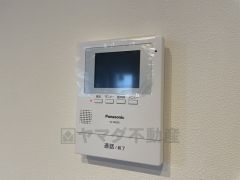 防犯はもちろん、セールスマン対策にもなるモニター付きインターホンです。 来訪者の顔が見えるので安心ですね＾＾