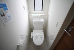ウォシュレット付きトイレです。1階2階の2ヶ所にトイレがあるので、忙しい朝にもゆとりができますね＾＾