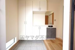 ご家族の靴をスッキリと片付けられるシューズボックス付きの玄関です＾＾土間部分もゆとりがあります＾＾ シューズボックス横には手洗いスペース付き＾＾帰宅後すぐに手を洗えて衛生的＾＾