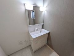 三面鏡裏収納付き洗面化粧台です＾＾ 歯磨きセットやスキンケア用品などの収納に便利ですね。