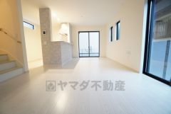 2面採光を確保したリビングは、陽光あふれる明るい空間です。ゆったり寛げる憩いの場となりそうです＾＾