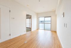 大きな掃き出し窓のあるリビングは、陽光あふれる明るい空間です。ゆったりと寛げる憩いの場となりそうです。