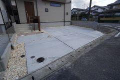 1号棟。駐車スペースはゆとりのある並列2台分を確保＾＾マイカー用に、お客さま用に、余裕を持ってご利用いただけます