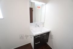 三面鏡裏収納付き洗面化粧台です＾＾ 歯磨きセットやスキンケア用品などの収納に＾＾