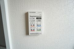 浴室暖房乾燥機には、暖房、乾燥、涼風、換気の4つの機能が付いています。タイマー付きです。換気・雨の日の洗濯も安心です＾＾