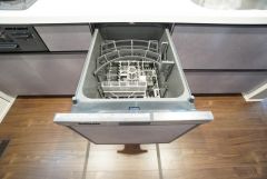 食事の後の手間を解消する食器洗い乾燥機付。冬場の洗い物で手荒れの悩みもなくなります。手洗いよりも節約できて便利。