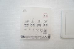 雨の日の洗濯も安心できる浴室暖房乾燥機付き浴室。リモコンで操作もボタン1つで簡単。