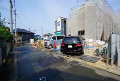 全3棟新築戸建カースペース2台付き。流行に左右されないベーシックなカラーリングは、永住にふさわしい佇まいです＾＾