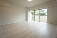 大きな窓のあるリビングは、陽光あふれる明るい空間です。居心地良く、ご家族皆がゆったり寛げる憩いの空間となりそうです。