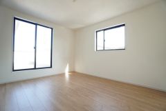 広々10帖＾＾主寝室としてお使いいただけそうなこちらのお部屋は、日当たりが良く、爽やかな風を感じて起きる朝は、快適生活の始まりに。