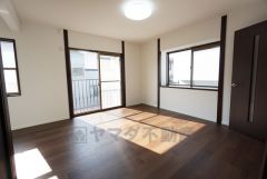 9帖。主寝室としてお使いいただけそうなこちらのお部屋は、日当たりが良く、爽やかな風を感じて起きる朝は、快適生活の始まりに。 