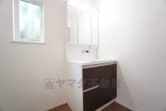 三面鏡裏収納付き洗面化粧台です＾＾ 歯磨きセットやスキンケア用品などの収納に便利ですね。