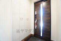 玄関扉にスリットのある明るい玄関です＾＾たっぷり収納できるシューズインクローク付きなので、家族全員の靴がきれいに整頓できます。 