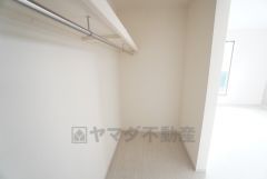 洋室にはハンガーパイプ付きのウォークインクローゼットが設けられています。たっぷり収納できるので衣替えの心配もいりませんね＾＾