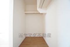 寝室にはハンガーパイプ付きのウォークインクローゼットが設けられています。たっぷり収納できるので衣替えの心配もいりませんね＾＾