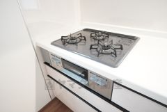 3種類の料理が同時に調理できる、3口ガスコンロ。忙しい夕食の支度時間が短縮できて効率よくお料理が楽しめます。