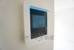 防犯はもちろん、セールスマン対策にもなるモニター付きインターホンです。お子さん1人での留守番時にも活躍しそうです。