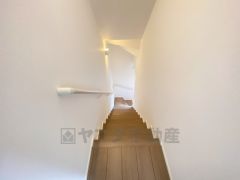 手摺り付きの階段。