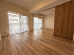 6帖。主寝室としてお使いいただけそうなこちらのお部屋は、日当たりが良く、爽やかな風を感じて起きる朝は、快適生活の始まりに。 建具を開けたままリビングとの一体利用も可＾＾ 