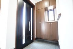 ご家族の靴をスッキリと片付けられるシューズボックス付きの玄関です＾＾スッキリと片付いた玄関は気持ちがいいです。