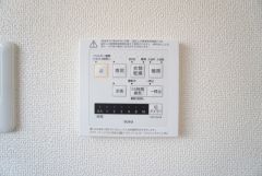 雨の日の洗濯も安心できる浴室暖房乾燥機付き浴室。リモコンで操作もボタン1つで簡単。