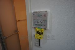 雨の日の洗濯も安心できる浴室暖房乾燥機付き浴室。リモコンで操作もボタン1つで簡単。