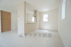 窓から光が差し込む明るいダイニングです＾＾