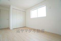 6.5帖。木の温もりがやさしいフローリングとシンプルなクロスで、住む人のこだわりを活かす洋室＾＾広めのクローゼットもあり荷物もすっきり片付けられ、ゆとりのある暮らしが出来ます＾＾ 