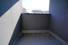 インナーバルコニーは多少の雨でも洗濯物を守ってくれ、家事を助けてくれること間違いなし。眩しすぎる日差しも和らげます。