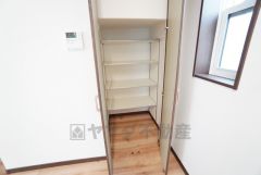 キッチン横に広々としたパントリー付き＾＾洗面室にも近く、食料品の保管だけでなく日用品などの収納にも＾＾