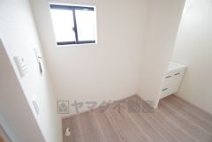 ランドリースペース上部には窓も付いており換気に便利です＾＾