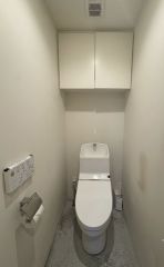 清潔感のあるトイレ＾＾ 上部には収納棚付きで、トイレットペーパーや掃除用品を収納できてすっきり整理整頓されたトイレに＾＾ CG加工により家具等を撤去しております。