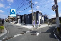 前面道路は南西側約6.4ｍの公道に面しています。