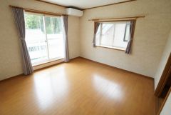 室内の家具等は消去加工（またはCG処理）をしています。2面採光を確保した明るい室内は、風通しも良く、大変居心地の良い空間となっております。爽やかな風を感じて起きる朝は、快適生活の始まりに。